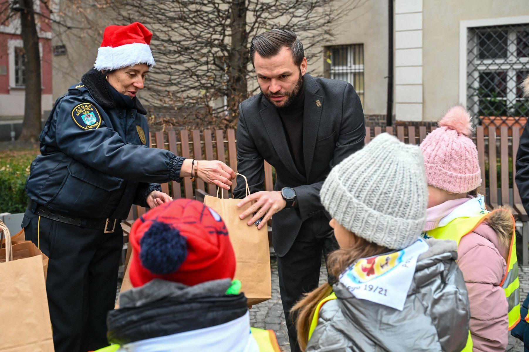 Dzieci ubrały poznańskie koziołki w świąteczne ubranka fot. UMP