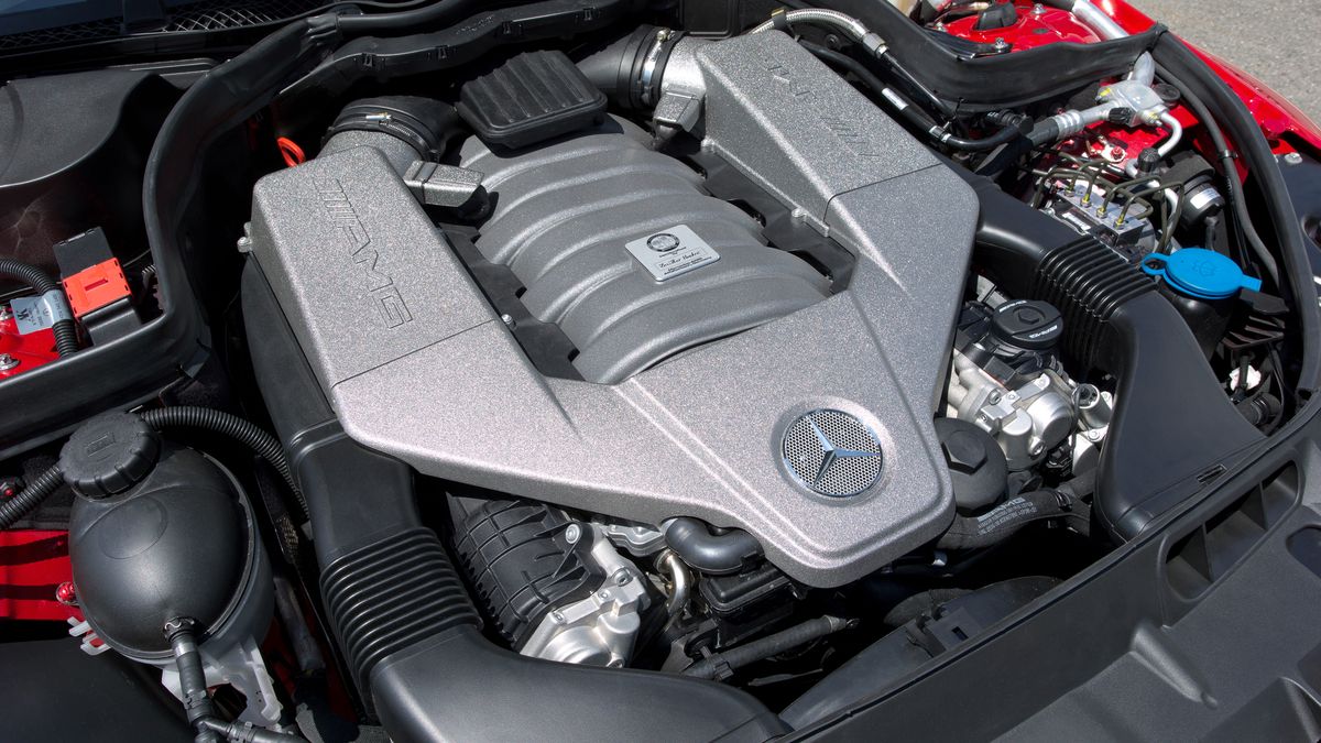 Czy dziś ktokolwiek wyobraża sobie aż 6,2-litrowy silnik w limuzynie klasy średniej? Wątpliwe...