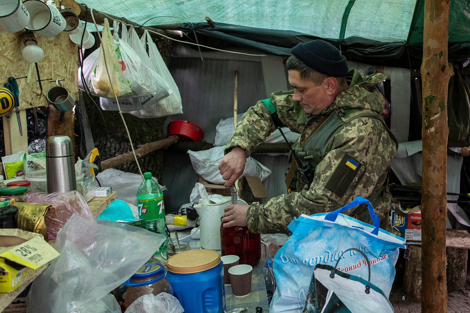 Życie codzienne żołnierzy na Ukrainie. Tak płynie czas w okopach pod Kijowem 2