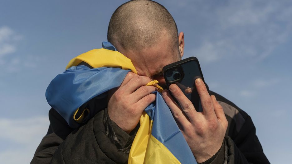 Archiwum zagraniczne East News 2024-01
A recently swapped Ukrainian prisoner of war cries while calling his relatives after a prisoner exchange on the Ukrainian Russian border, on Wednesday, Jan. 31, 2024. Russia and Ukraine have exchanged about 200 prisoners of war each, the countries said Wednesday, despite tensions stemming from last week's crash of a military transport plane that Moscow claimed was carrying Ukrainian POWs and was shot down by Kyiv's forces. (AP Photo/Danylo Pavlov)
Danylo Pavlov