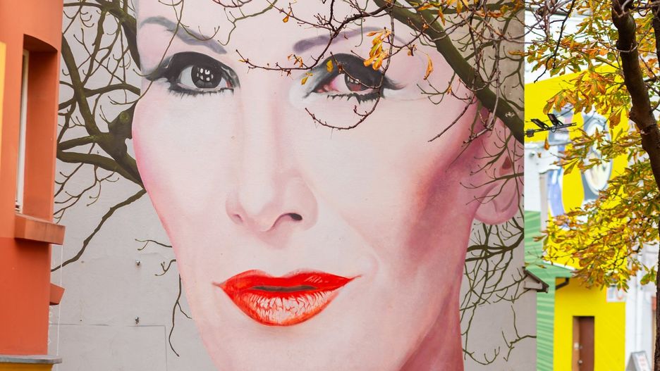 Mural z wizerunkiem Kory na ul. Nowy Świat 18/20 w Warszawie.