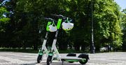 Nastolatek na hulajnodze elektrycznej zderzył się z ciężarówką w Ostrowie Wielkopolskim. Uratował go kask?