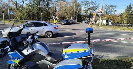 Trwa policyjna akcja "Znicz". Policjanci dbają o nasze bezpieczeństwo i płynność ruchu przy cmentarzach!