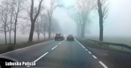 Wyprzedzają i trąbią. Policja pochwala taką praktykę