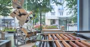 Robot Robbie robi hot dogi w Żabce. To pierwsze tego typu urządzenie na rynku