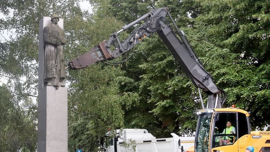 Posowiecki pomnik w Dąbiu zniknął ze skweru przy ul. Emilii Gierczak dwa lata temu