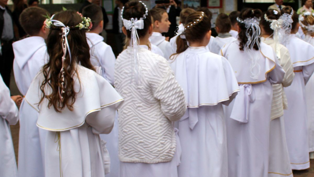 Dzieci w drodze do przyjęcia sakramentu pierwszej komunii św.