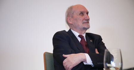 MON zabrał się za Macierewicza. Może stracić przywileje