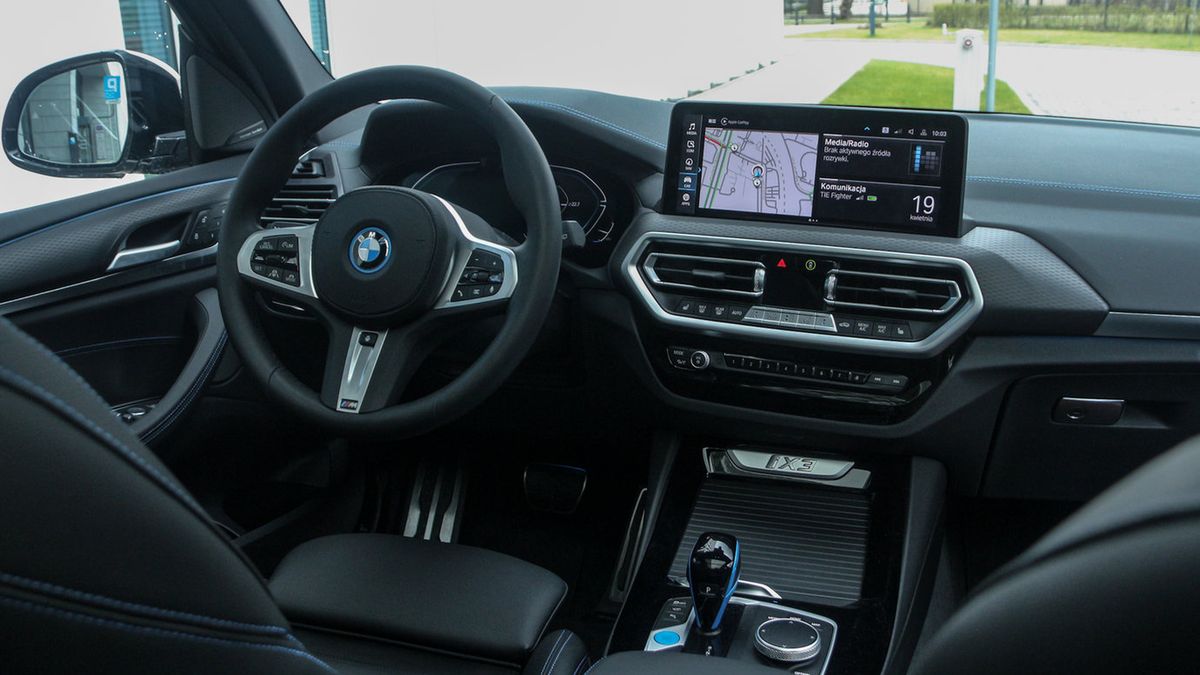 Multimedia i łączność odgrywają coraz większą rolę we współczesnych autach