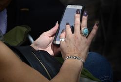 Nowy trik oszustów na "uszkodzony telefon". Policja ostrzega