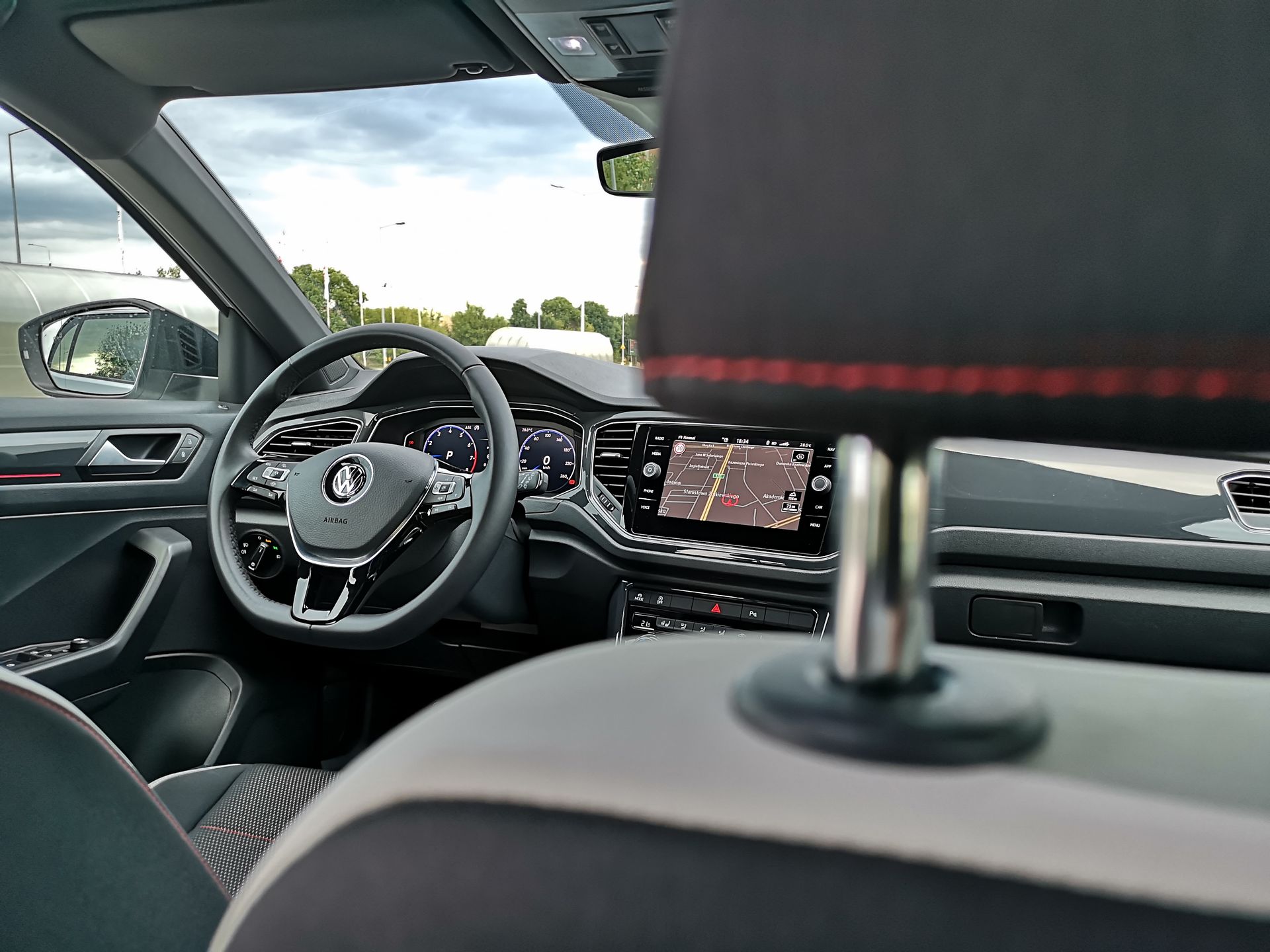 Volkswagen T-Roc: System audio Beats i asystent wyjazdu z miejsca parkingowego 20