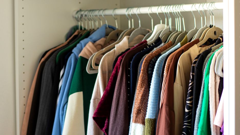 Jak zadbać o przyjemny zapach ubrań w szafie? 