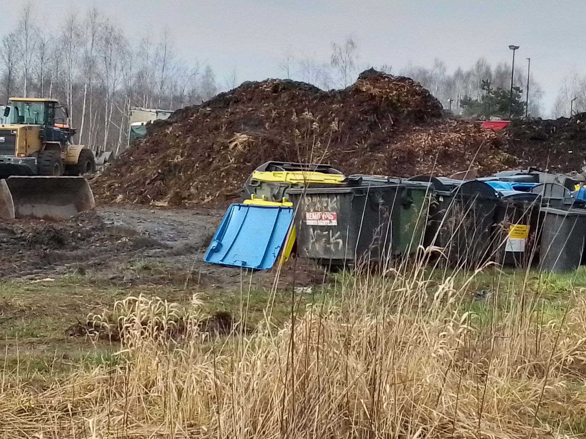 Góry śmieci na 15 metrów wysokie 