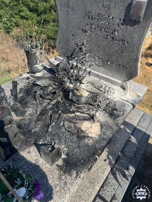 Policjanci po służbie zauważyli pożar na cmentarzu. Liczyła się natychmiastowa reakcja