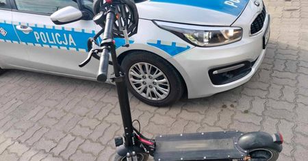 Uderzył hulajnogą w Lexusa. 43-latek z karą. Kwota może zaskoczyć