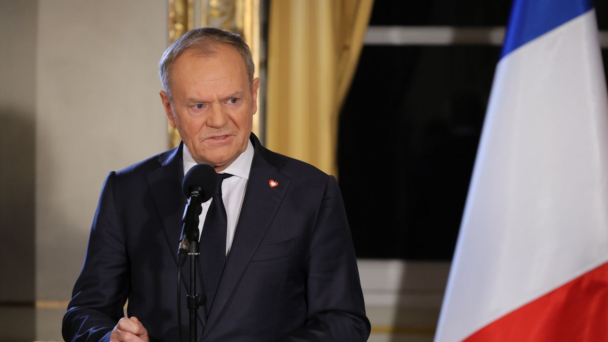 Paryż, Francja, 17.02.2025. Premier Donald Tusk podczas wypowiedzi dla mediów w Paryżu, 17 bm. W Paryżu odbył się nieformalny szczyt przywódców krajów europejskich na temat sytuacji na Ukrainie i bezpieczeństwa Europy. W spotkaniu wzięli udział także: sekretarz generalny NATO Mark Rutte oraz przewodniczący Rady Europejskiej i KE, Antonio Costa i Ursula von der Leyen. (sko) PAP/Paweł Supernak