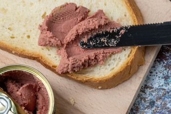 Resztki tkanek, chrząstek, błon. Omijaj to smarowidło z daleka