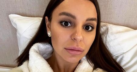 Paulina Rzeźniczak pozuje w piżamie i chwali się brzuchem po ciąży (FOTO)