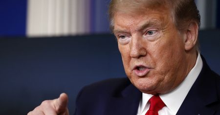 Donald Trump twierdzi, że ma "władzę totalną" i może znieść obostrzenia we wszystkich stanach