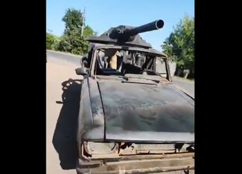 Obraz nędzy na froncie. Rosjanie wsadzili na Moskwicza armatę