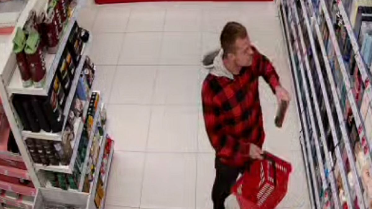 Ukradł perfumy za ponad 1000 zł. Policjanci proszą o informacje 