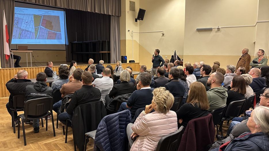 Zebranie wiejskie w Łapczycy w sprawie planowanej budowy bloków, 27.10.2025