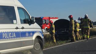 Legnica: Kierowca Opla zawisł na barierach i ulotnił się, zanim dojechały służby