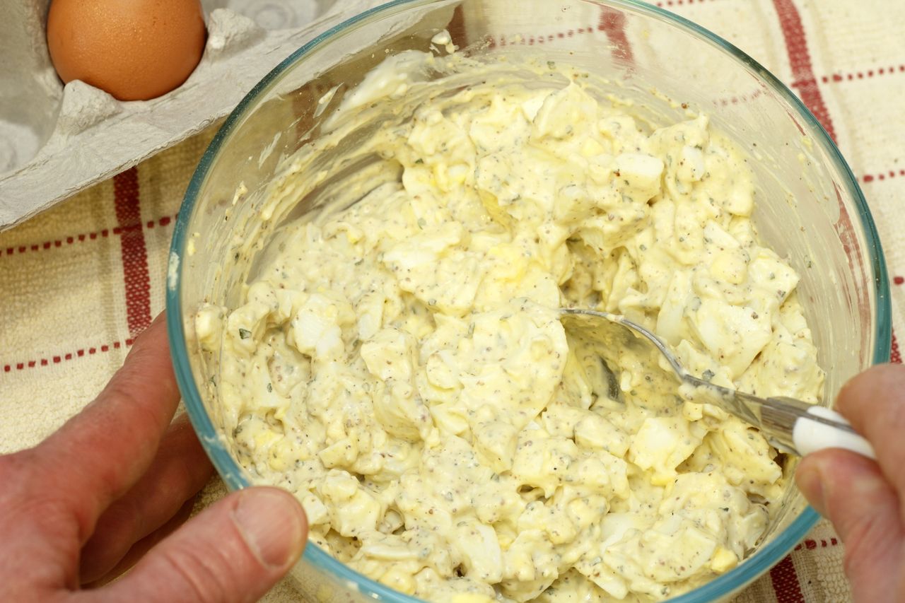 Siekam i mieszam z gotowanymi jajkami. Taka pasta sprawdzi się nawet na Wielkanoc