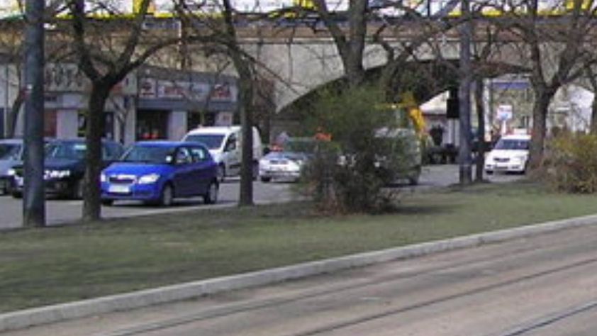 Warszawa. Auto dostawcze utknęło pod wiaduktem na Targowej. Nie po raz pierwszy