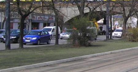 Warszawa. Nie zmieścił się pod wiaduktem. Znów zaklinowane auto na Targowej