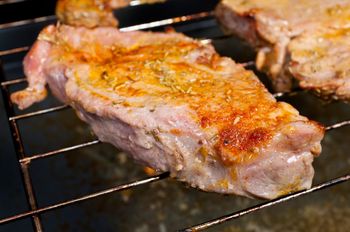 Dodaję do marynaty. Karkówka z grilla jest tak delikatna i miękka, że nie potrzeba do niej noża