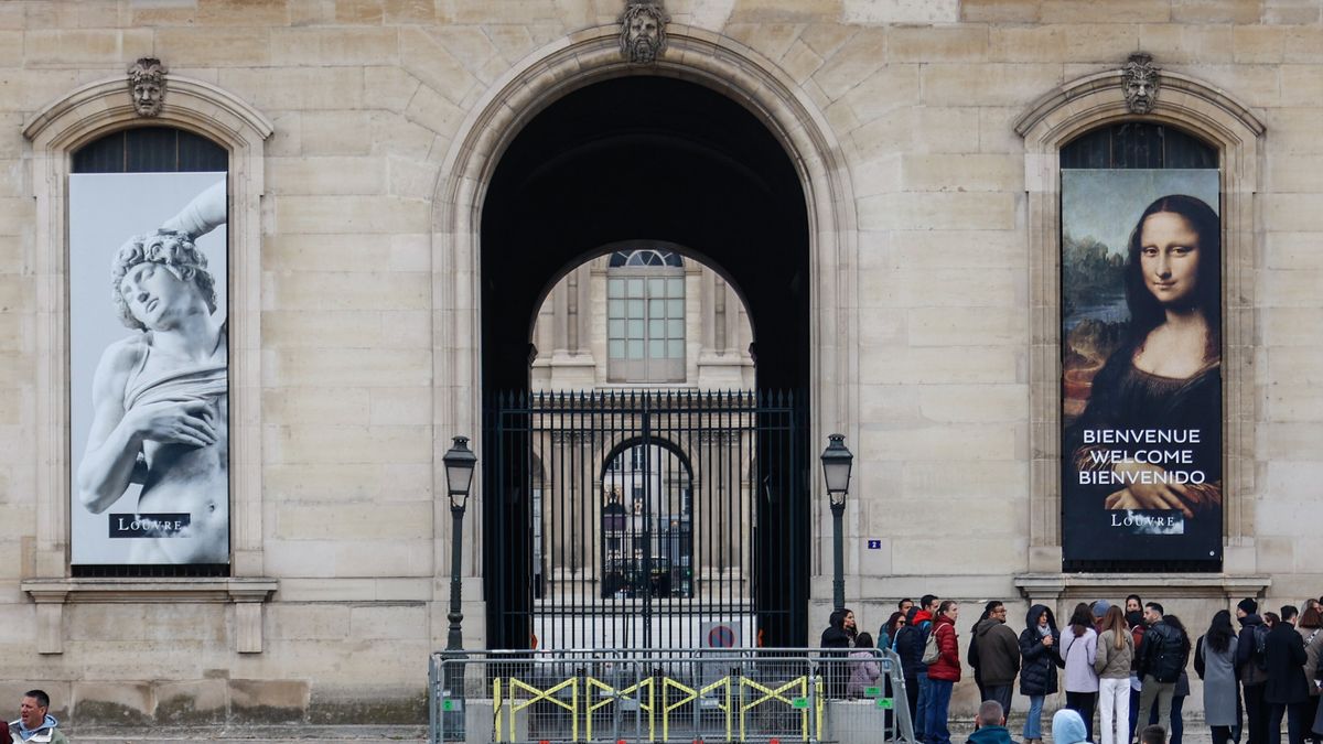 The south-east facade of the Louvre museum is seen closed at Quai François-Mitterrand, after a robbery of Louvre museum, in Paris, France, 19 October 2025. The Louvre Museum was targeted in a robbery by several criminals who smashed windows to steal jewelry. The museum was later closed. French Culture Minister Rachida Dati called it 'an attack on France?s cultural heritage.' EPA/Mohammed Badra Dostawca: PAP/EPA.