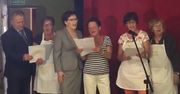 Ewa Kopacz śpiewa z kołem gospodyń wiejskich