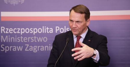 Incydent na konferencji. Sikorski kontra TV Republika