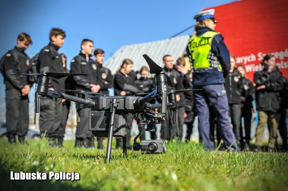 Policjanci zgubili drona za 200 tysięcy. Szukają go od piątku