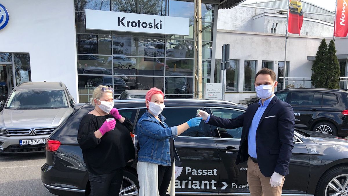 W czasach pandemii salony samochodowe kontynuują swoją działalność na różne sposoby (fot. Volkswagen Polska)