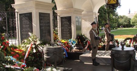 30 mln zł dla organizacji patriotycznych. Rząd rozdaje pieniądze