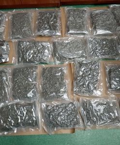 Warszawa. Narkotyki w paczce z Hiszpanii. 50-latek za odbiór dostał alkohol i papierosy