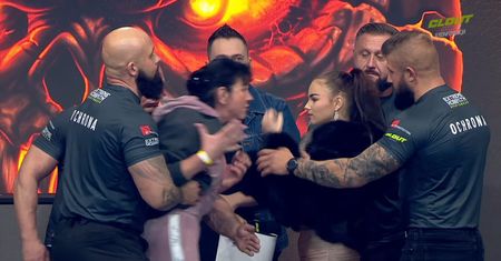 "To jakiś matrix". Będzie się bić z matką byłego chłopaka