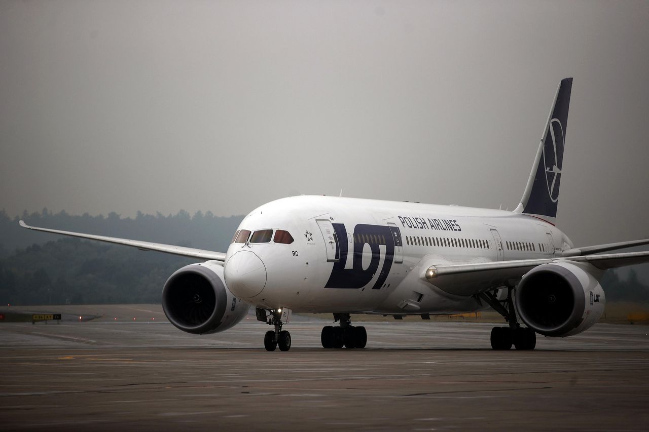 Wysyłają samolot po polskich obywateli. Minister informuje