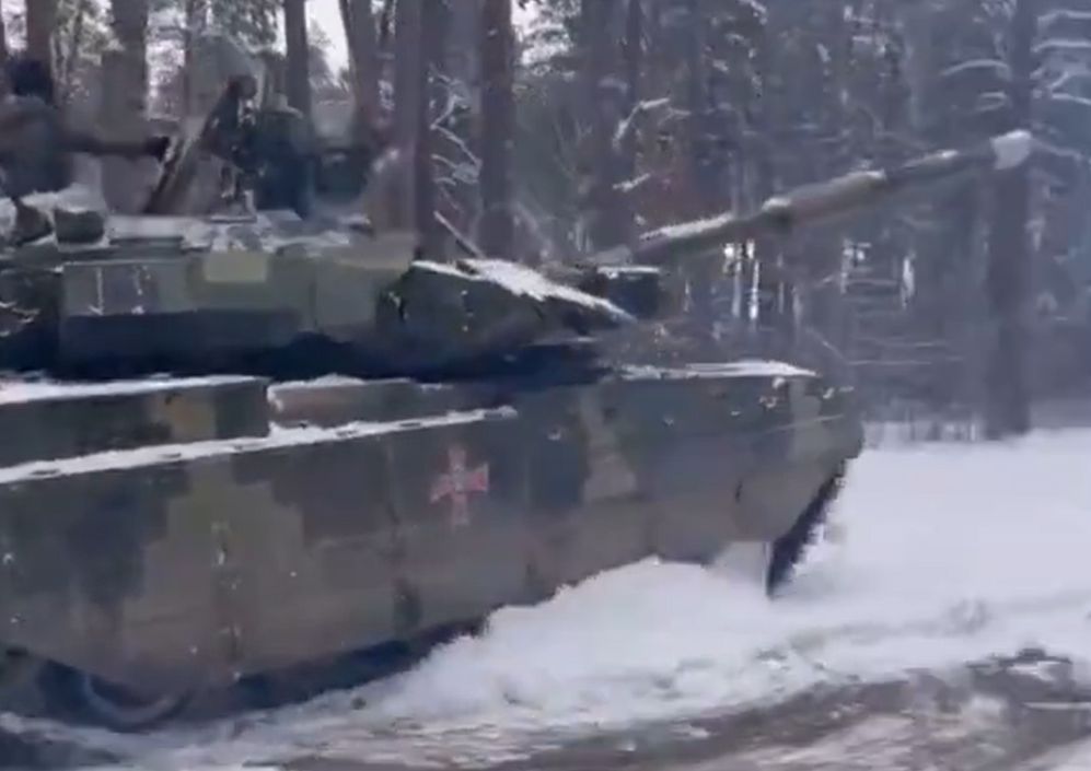 Ukraiński czołg z rodziny T-84 gdzieś na froncie.