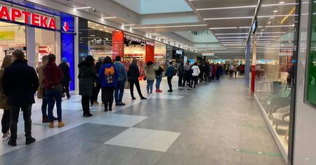 Galerie handlowe otwarte. Pierwszy weekend i już gigantyczne kolejki