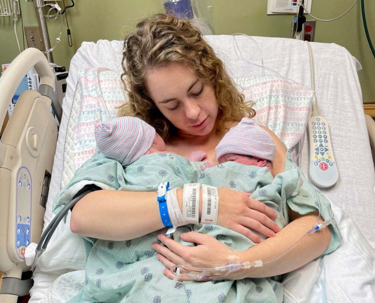 Urodziła niezwykłe bliźnięta MoMo. Taki przypadek zdarza się raz na 35 tysięcy