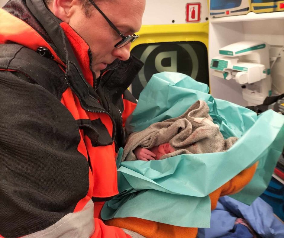 Nawet na sygnale nie zdążyli. Pokazano przesłodkie zdjęcia z karetki