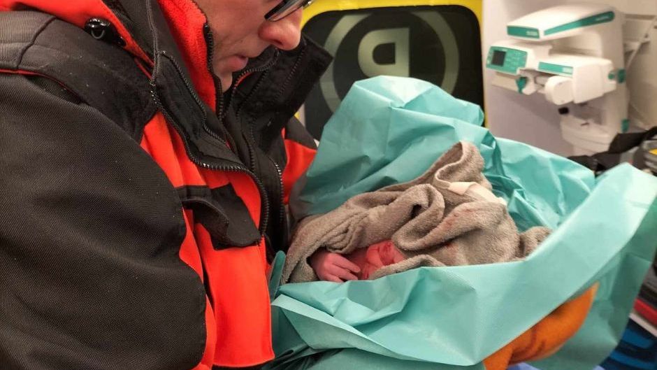 Karetka na sygnale nie zdążyła dojechać do rodzącej. Kaliski szpital opublikował zdjęcia noworodka