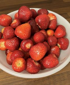 Uwaga na truskawki ze znanej sieci. Wykryto Salmonellę