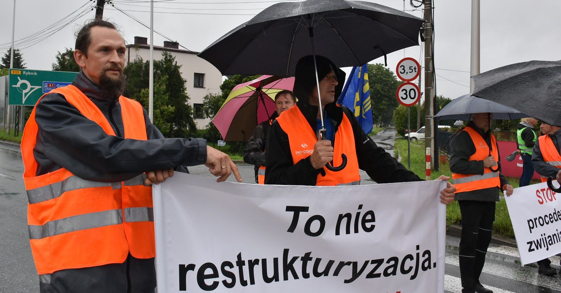 Protest związkowców PKP Cargo. Zablokowali dla tirów zjazd z autostrady A1 w Żorach-Rowniu