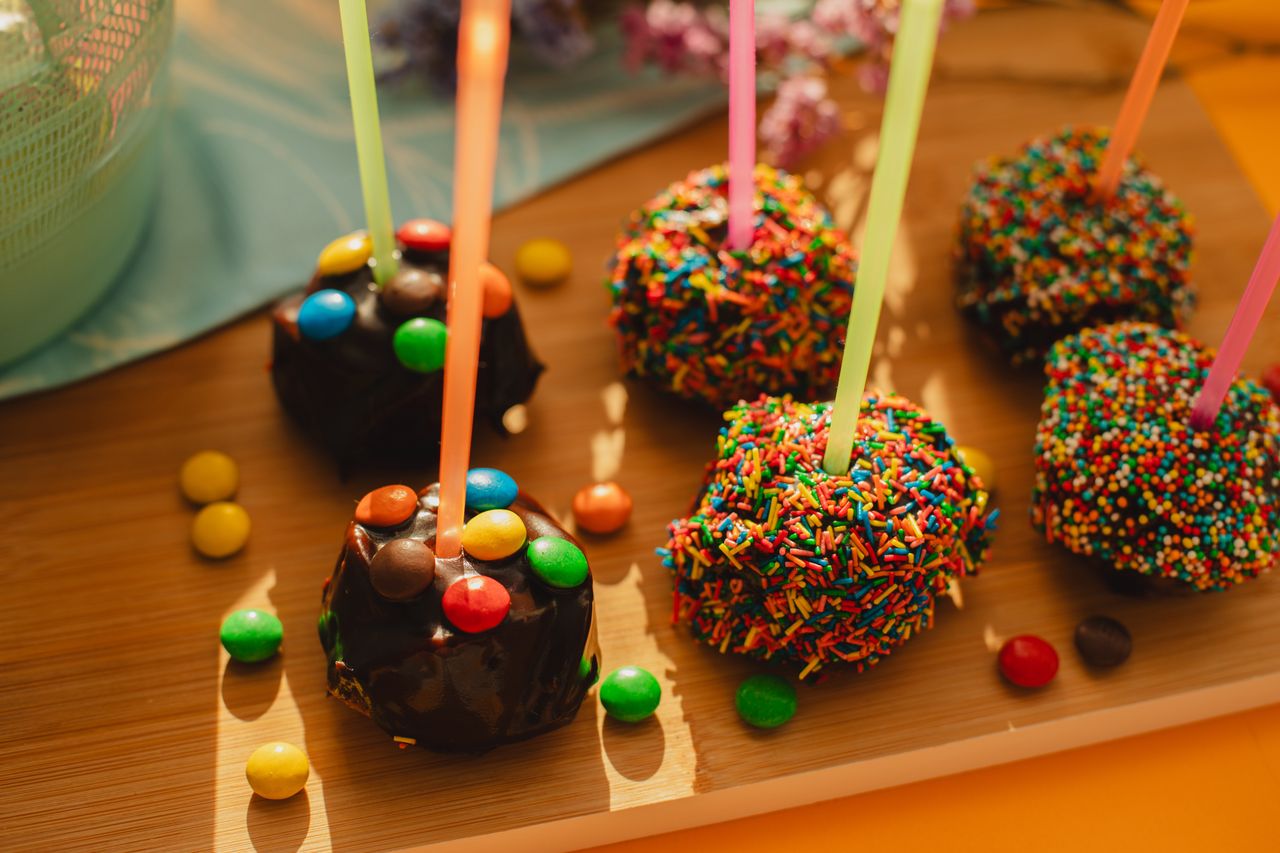 Jak zrobić cake pops? Przepis na błyskawiczny deser