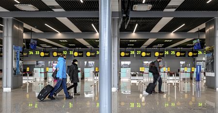 Śnieg utrudnia funkcjonowanie lotnisk. W Katowicach jeden lot odwołany