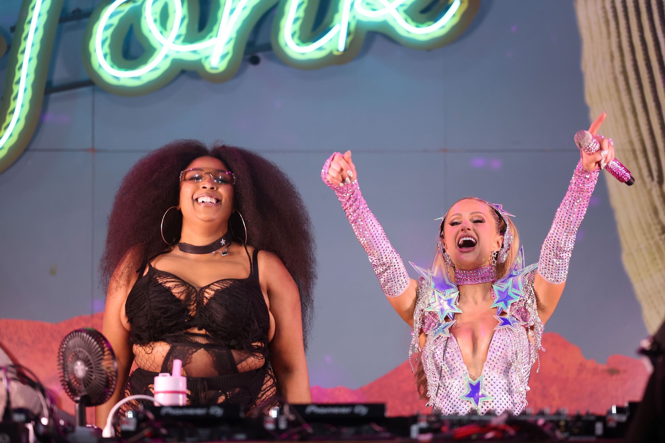 Paris Hilton imprezuje z Lizzo i Sydney Sweeney